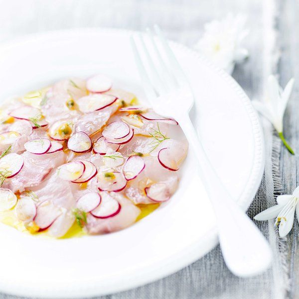 Kveitecarpaccio med mangoeddik og Lakudia