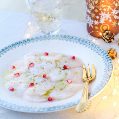 Carpaccio av kamskjell med eple- og kardemommeeddik 