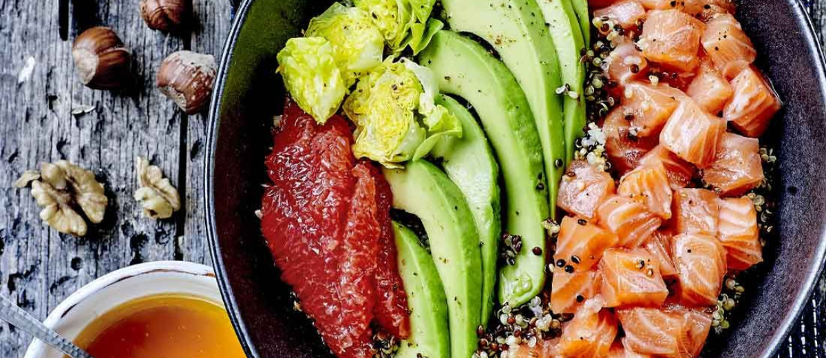 Quinoa, laks, avocado og grapefrukt poke bowl