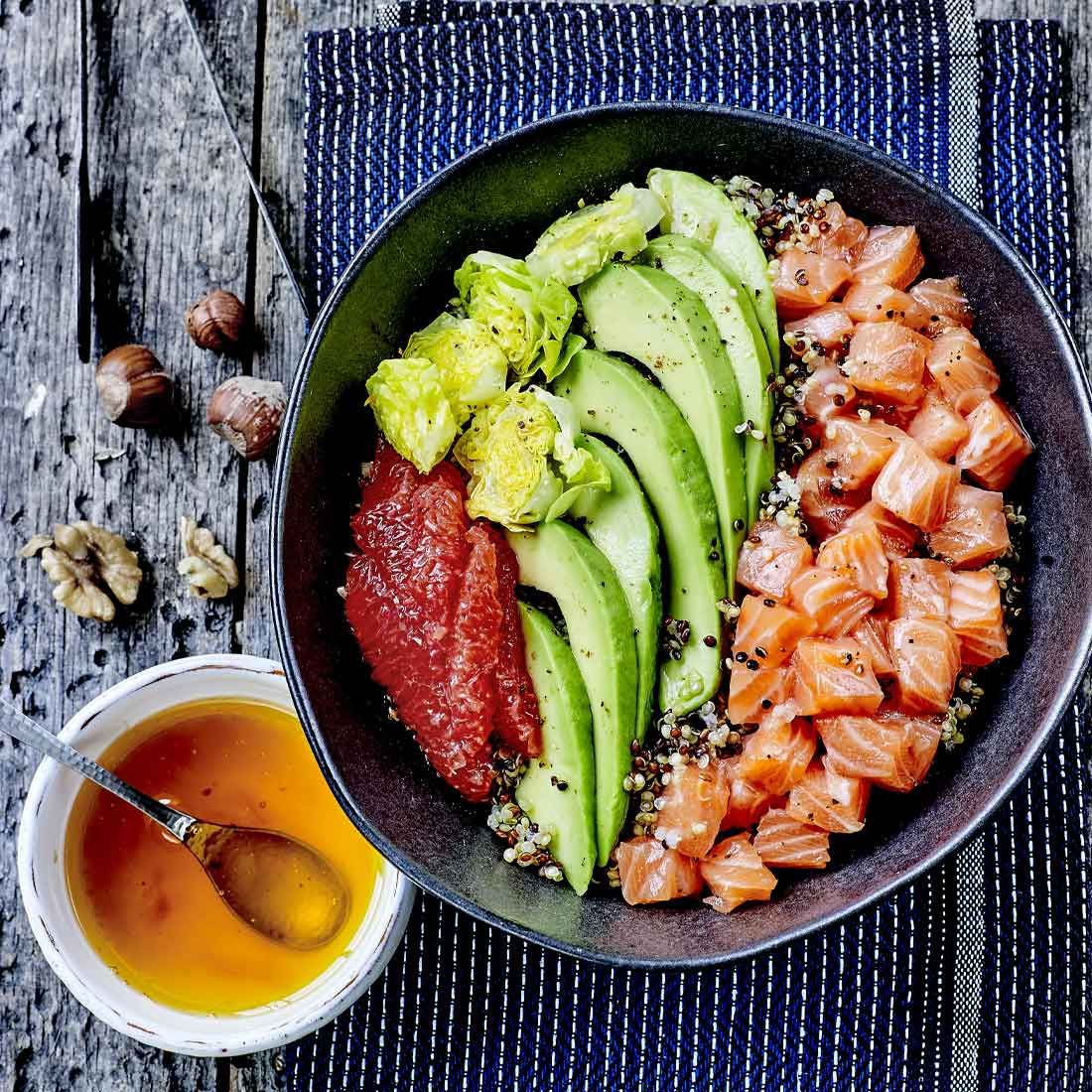 Quinoa, laks, avocado og grapefrukt poke bowl