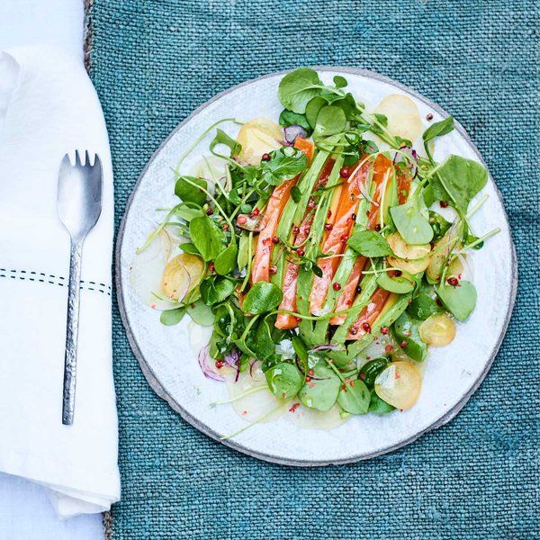 Frisk salat med avokado og marinert laks