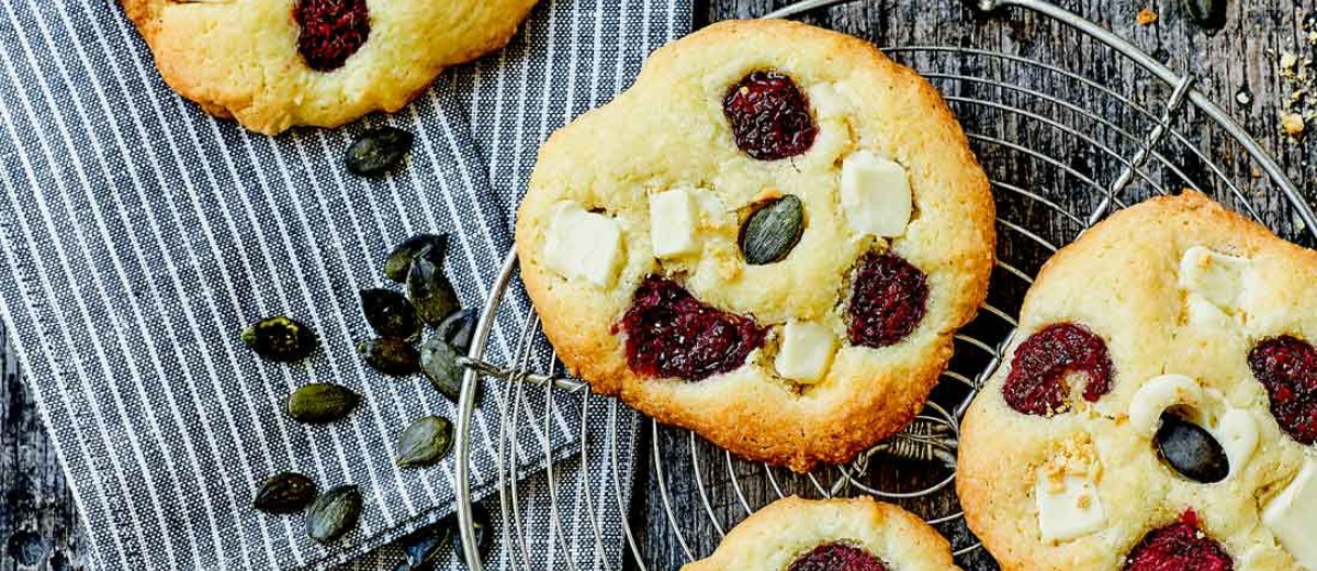 Bringebær og hvit sjokolade cookies