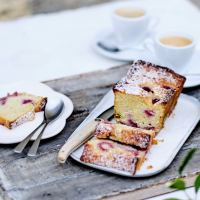 Bringebærkake med sitron og pistasj