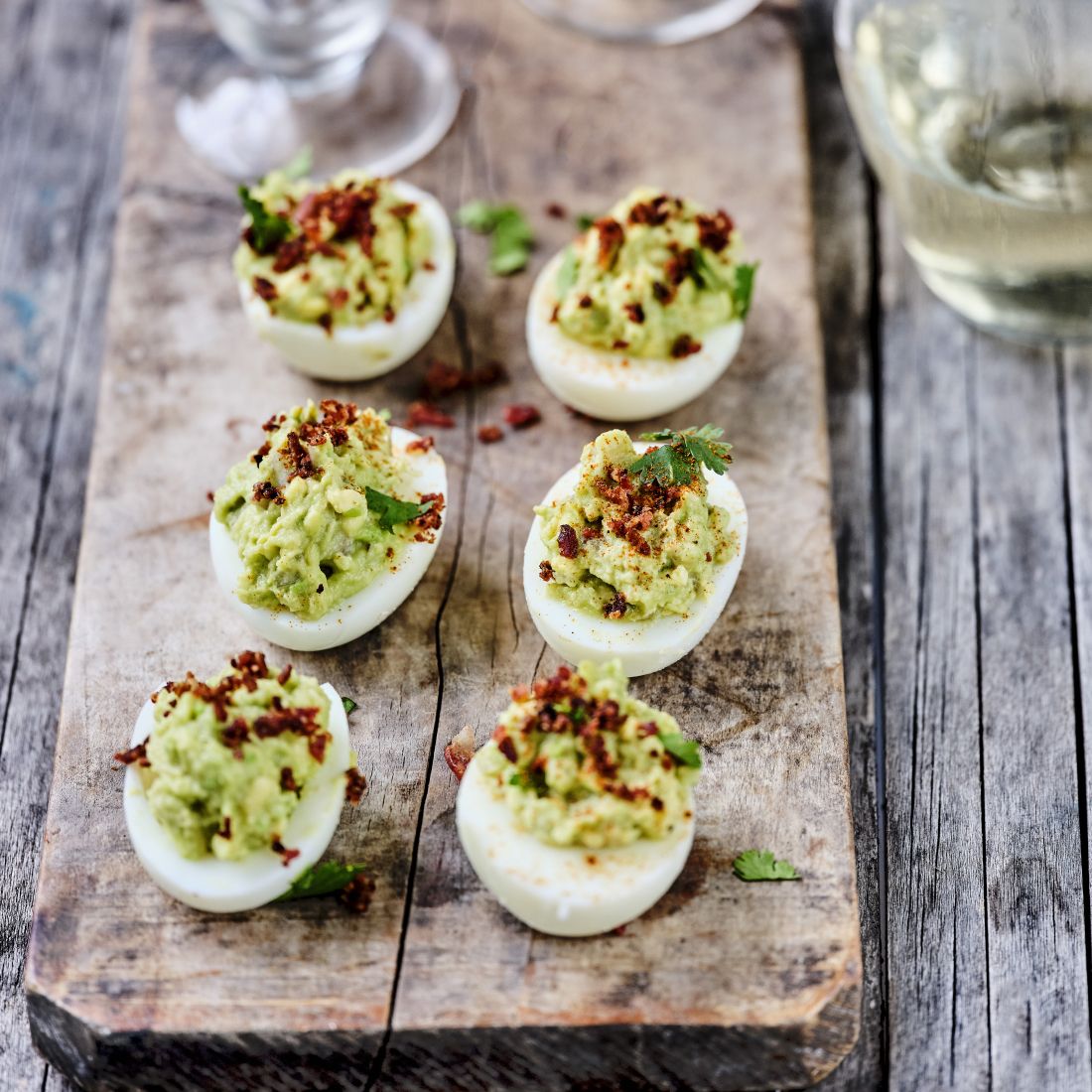 Mimosa egg med guacamole og bacon smuler