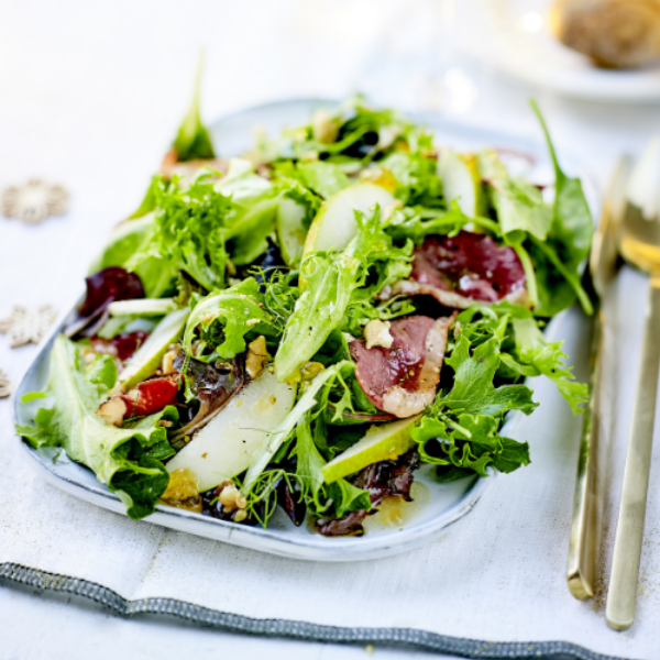 Salat med pære, sprø røkt andebrystfilet og nøtter