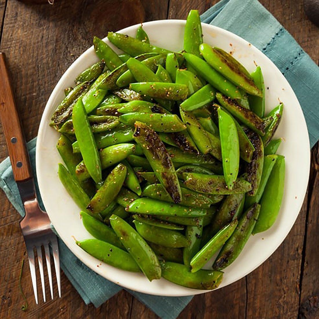 Sukkererter med chiliolje og pesto